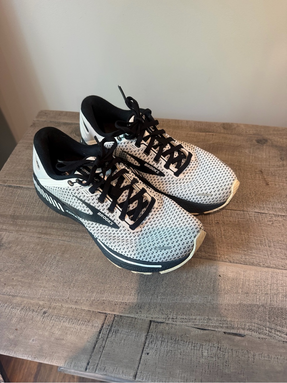 Brooks Adrenaline GTS 22 black and white running sneakers